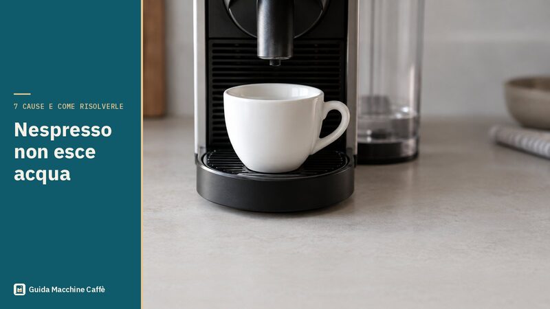 Nespresso non esce acqua: illustrazione di un erogatore sopra una tazzina vuota e del serbatoio quasi vuoto