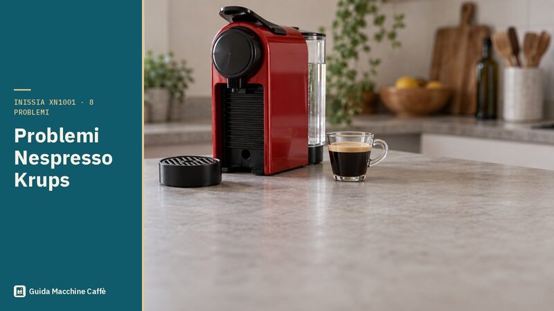 Illustrazione dei problemi Nespresso Krups: macchina a capsule stretta con serbatoio laterale e vassoio estratto